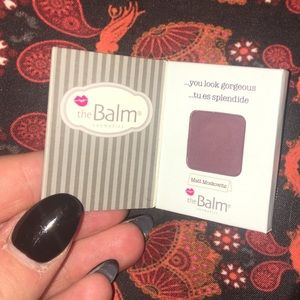 Eye shadow in plum